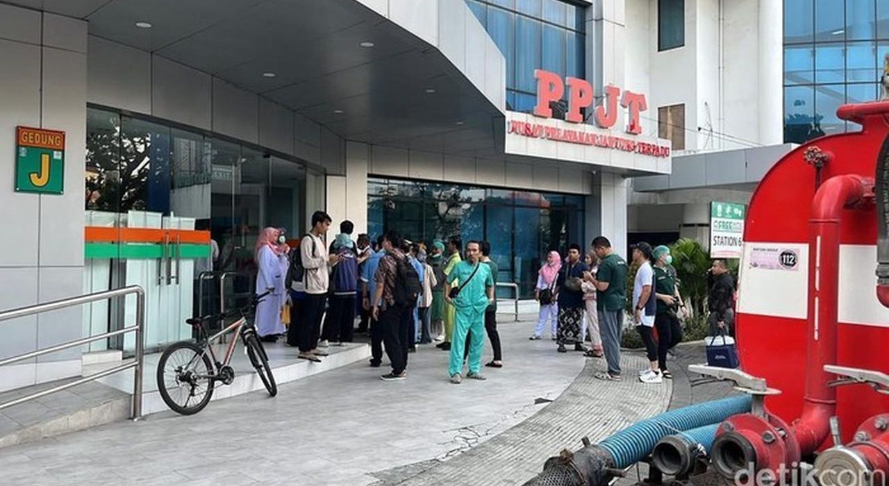 Kebakaran di gedung PPJT RSUD Dr. Soetomo (Foto: Dimas Lintang Pratondos)
