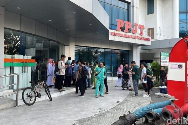Kebakaran di gedung PPJT RSUD Dr. Soetomo (Foto: Dimas Lintang Pratondos)
