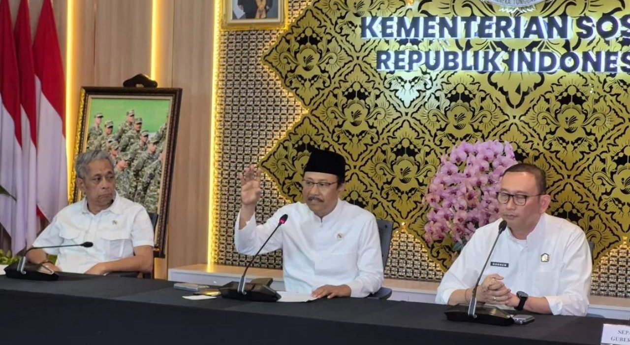 Menteri Sosial (Mensos) Saifullah Yusuf (tengah) dalam konferensi pers mengenai Sekolah Rakyat di Jakarta, Rabu (13/5/2026). (foto:ist/Ant)