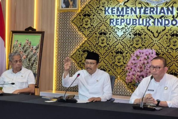 Menteri Sosial (Mensos) Saifullah Yusuf (tengah) dalam konferensi pers mengenai Sekolah Rakyat di Jakarta, Rabu (13/5/2026). (foto:ist/Ant)