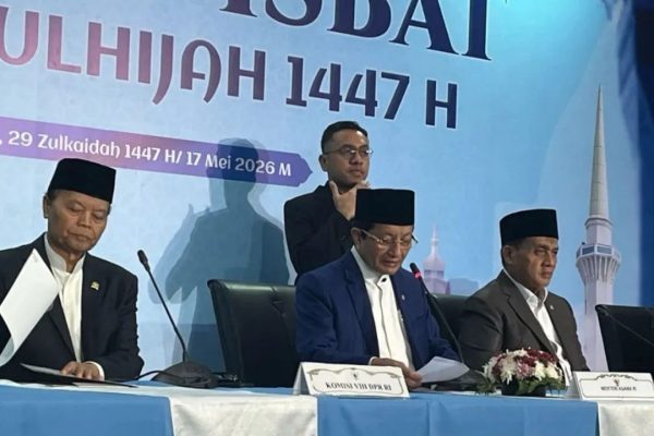 Menteri Agama Nasaruddin Umar (tengah) memimpin konferensi pers hasil Sidang Isbat penentuan awal Zulhijah 1447 Hijriah sekaligus Idul Adha 2026 di Jakarta, Minggu (17/5/2026). (foto:ist/Ant)