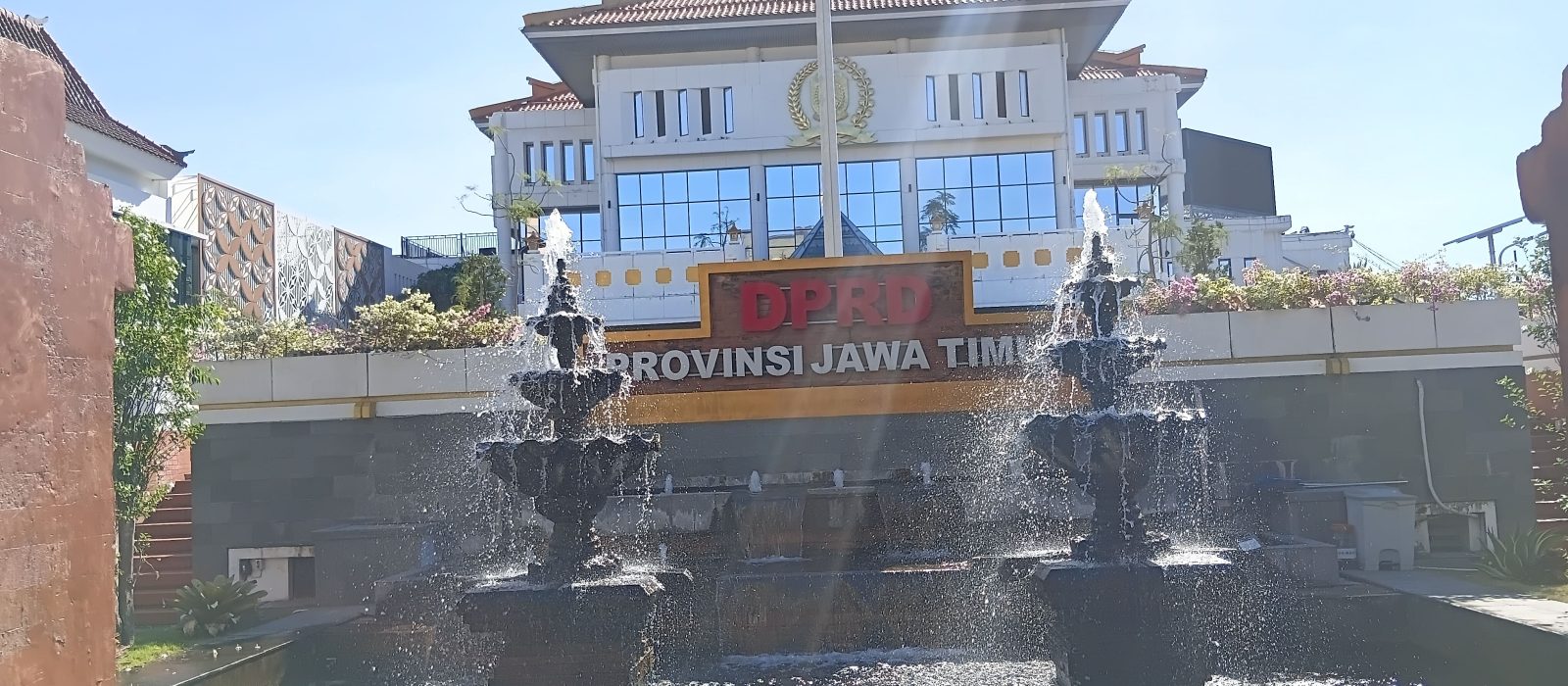 Sekretariat DPRD Jawa Timur melakukan evaluasi program WFH yang disebut mampu menekan anggaran operasional hingga 15 persen.