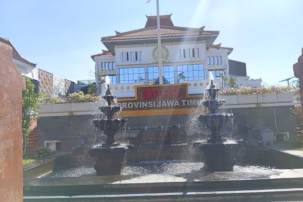 Sekretariat DPRD Jawa Timur melakukan evaluasi program WFH yang disebut mampu menekan anggaran operasional hingga 15 persen.