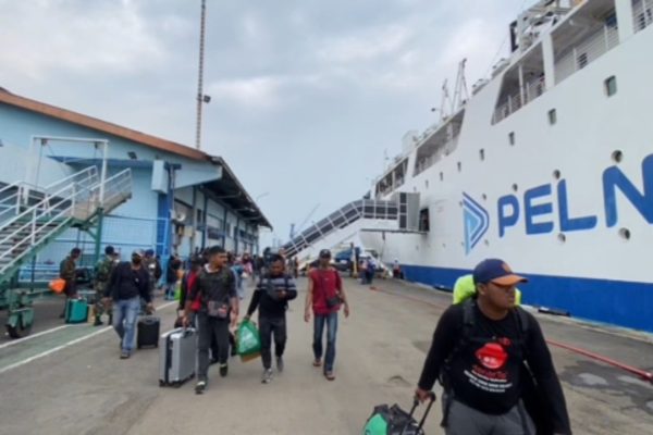 Kenaikan jumlah penumpang kapal jarak jauh selama musim libur sekolah pada periode yang sama tahun ini dan tahun lalu meningkat dari 101.940 menjadi 120.790 orang.