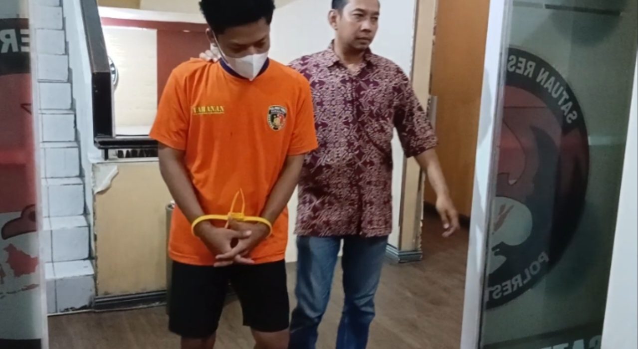 MSK, eks kurir paket, menjalani pemeriksaan di Gedung Anindita Polrestabes Surabaya setelah menjadi tersangka kasus peredaran sabu.