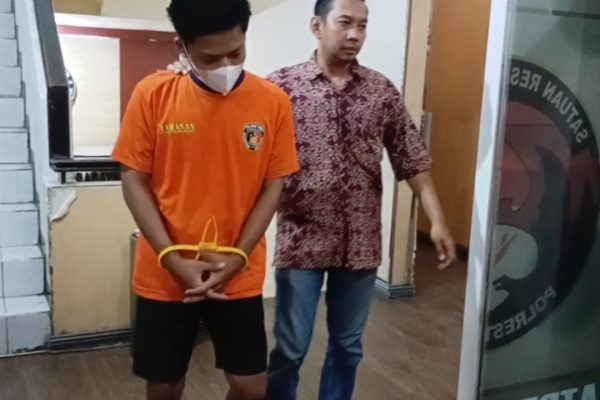 MSK, eks kurir paket, menjalani pemeriksaan di Gedung Anindita Polrestabes Surabaya setelah menjadi tersangka kasus peredaran sabu.
