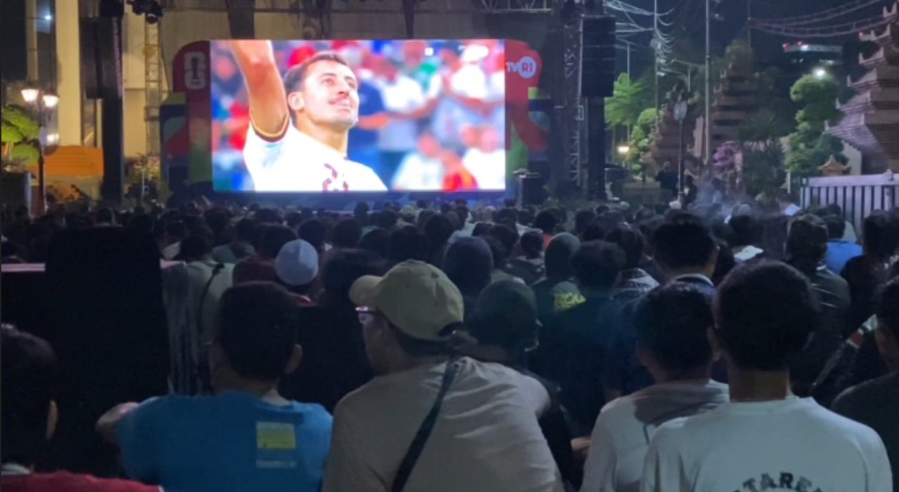 Suasana nonton bareng semifinal Piala Dunia 2026 antara Prancis vs Spanyol yang digelar Sekretariat DPRD Jawa Timur di halaman Gedung DPRD Jatim, Rabu (15/7/2026).