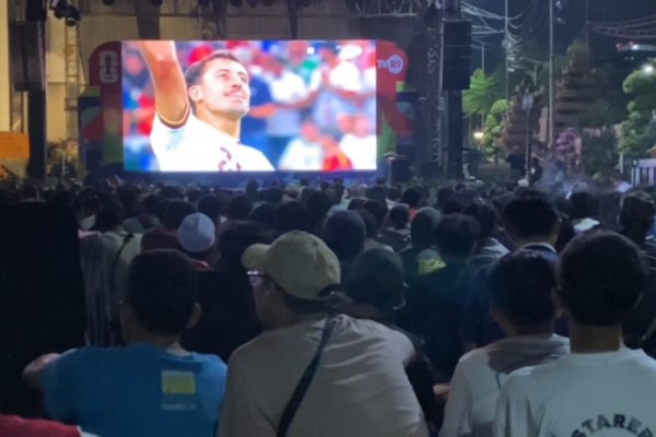 Suasana nonton bareng semifinal Piala Dunia 2026 antara Prancis vs Spanyol yang digelar Sekretariat DPRD Jawa Timur di halaman Gedung DPRD Jatim, Rabu (15/7/2026).