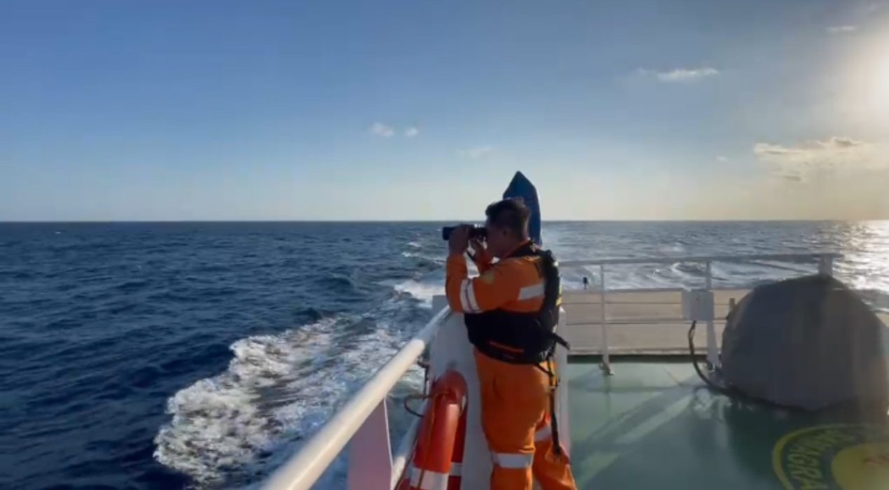 Salah satu anggota Sar Gabungan melacak keberadaan KMN Entok di Perairan Kangean Utara Sumenep.