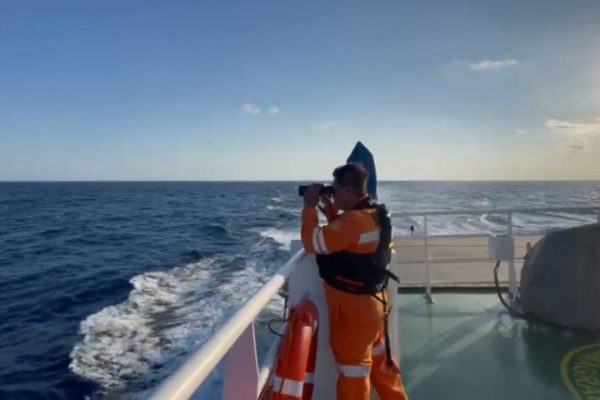 Salah satu anggota Sar Gabungan melacak keberadaan KMN Entok di Perairan Kangean Utara Sumenep.