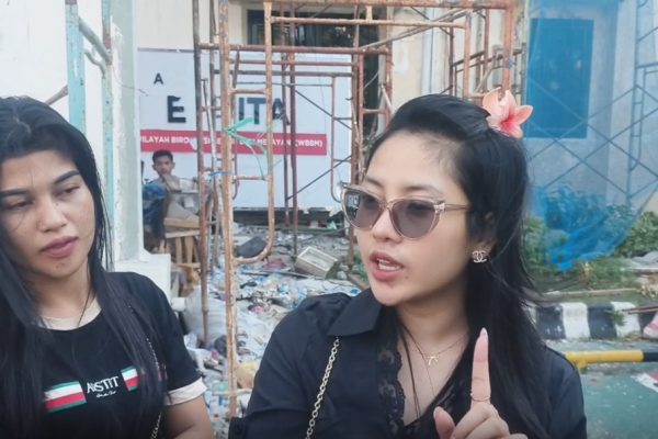 DJ Serin Amelia (berkacamata) bersama rekannya Tiara memberikan keterangan pada wartawan, setelah menjalani pemeriksaan Penyidik Satreskrim Polrestabes Surabaya.