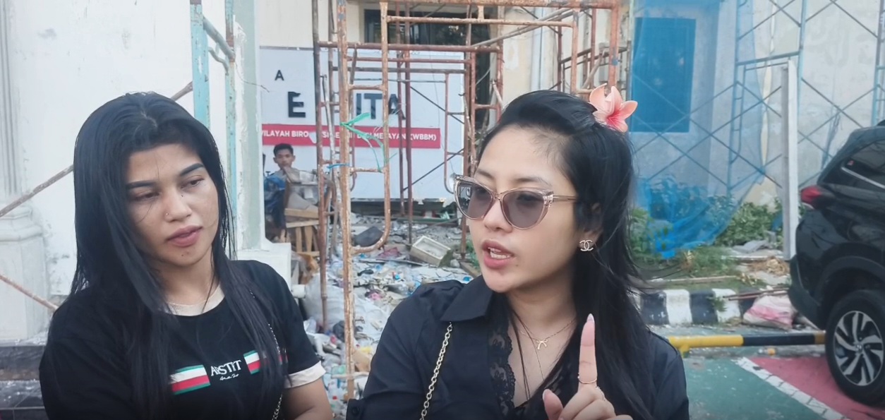 DJ Serin Amelia (berkacamata) bersama rekannya Tiara memberikan keterangan pada wartawan, setelah menjalani pemeriksaan Penyidik Satreskrim Polrestabes Surabaya.