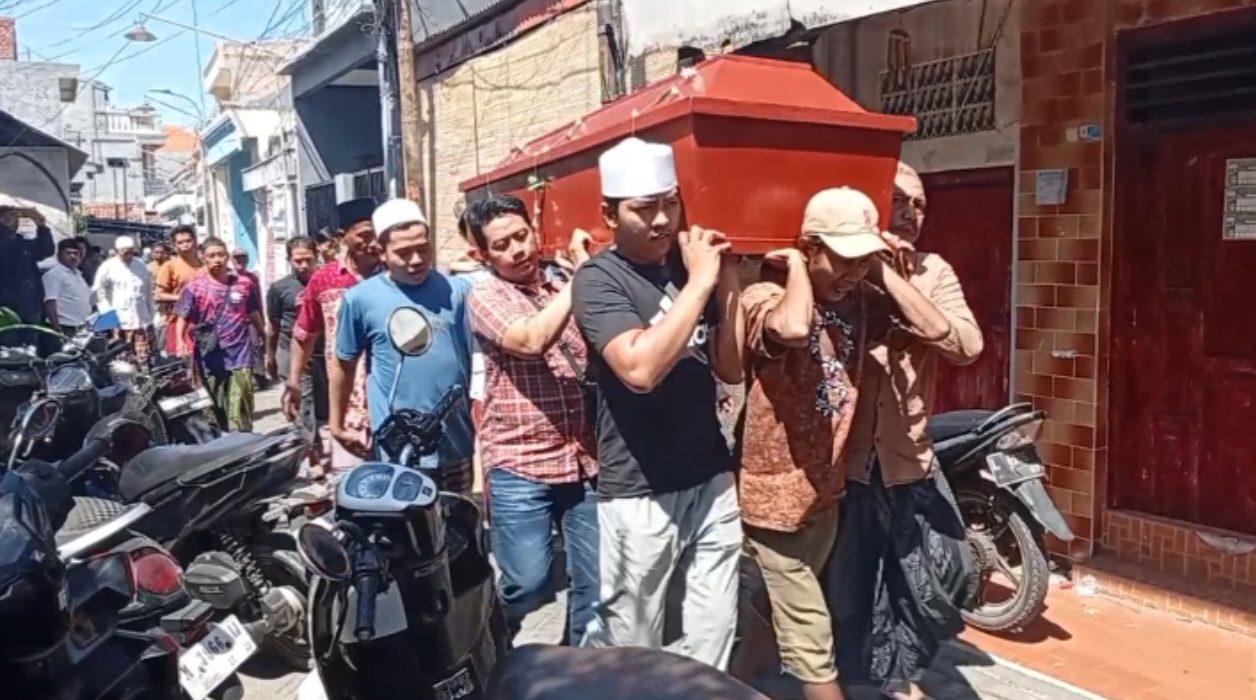 Keluarga mengantarkan tiga jenazah korban kecelakaan maut Tol Pandaan, Pasuruan, saat diberangkatkan menuju pemakaman di Pegirian, Surabaya.