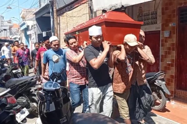 Keluarga mengantarkan tiga jenazah korban kecelakaan maut Tol Pandaan, Pasuruan, saat diberangkatkan menuju pemakaman di Pegirian, Surabaya.