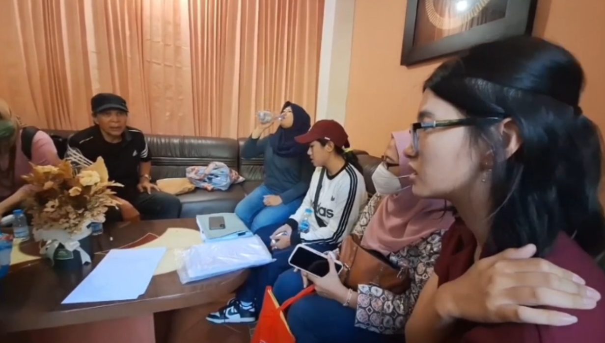 Mediasi perwakilan korban gagal refund bersama perwakilan biro jasa.
