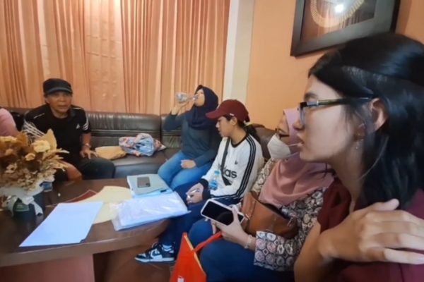 Mediasi perwakilan korban gagal refund bersama perwakilan biro jasa.