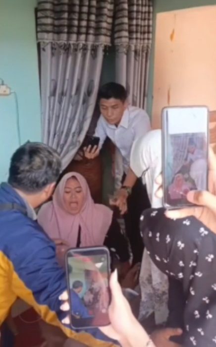 Mediasi pelapor di rumah terlapor Wonorejo Rungkut, Surabaya.