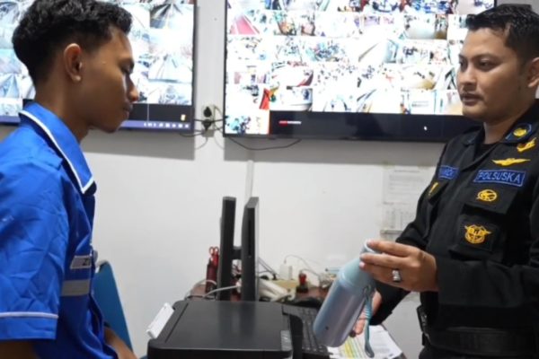 Petugas Layanan Lost And Found, PT KAI Daop 8 Surabaya serahkan botol minum penumpang yang tertinggal.