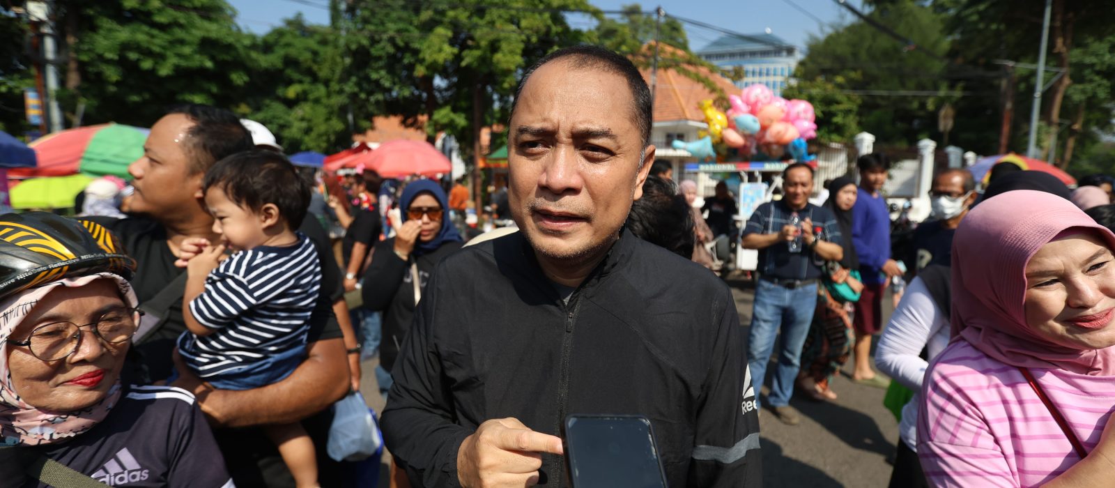 Wali Kota Eri Cahyadi, telusuri langsung dari keterangan sejumlah pedagang di lokasi CFD Taman Bungkul Surabaya.