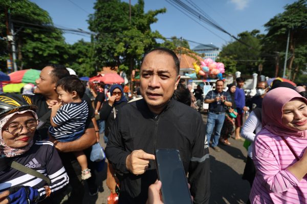 Wali Kota Eri Cahyadi, telusuri langsung dari keterangan sejumlah pedagang di lokasi CFD Taman Bungkul Surabaya.