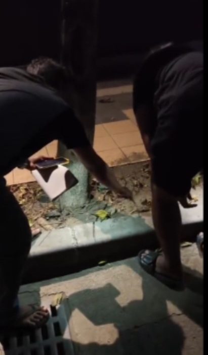 Petugas ungkap barang bukti di TKP Sidosermo Surabaya.