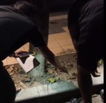Petugas ungkap barang bukti di TKP Sidosermo Surabaya.