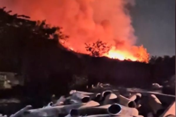 Asap mengepul dari area TPA Benowo Surabaya setelah kebakaran melanda lahan pembuangan sampah pada Minggu malam.
