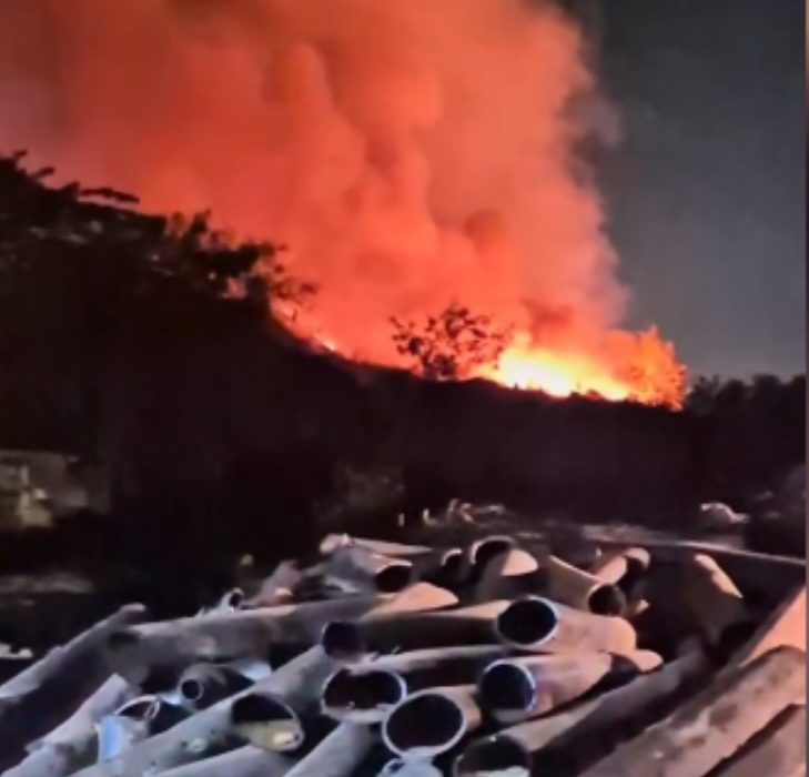 Asap mengepul dari area TPA Benowo Surabaya setelah kebakaran melanda lahan pembuangan sampah pada Minggu malam.