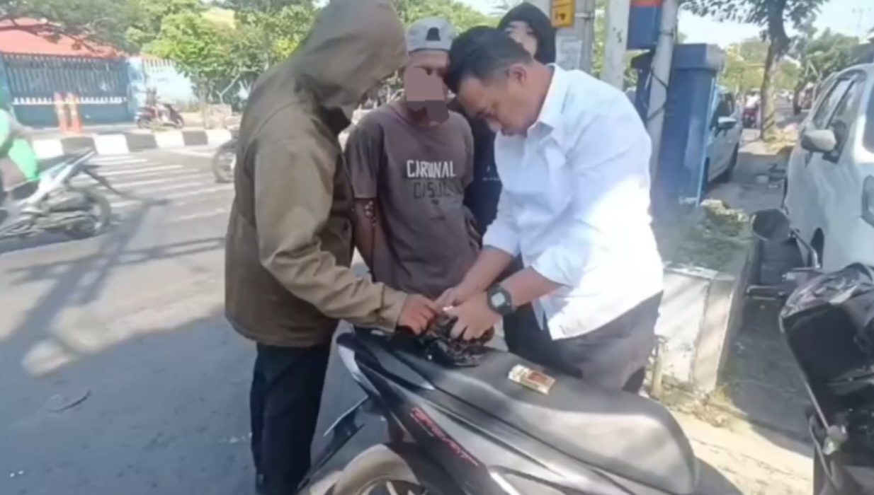Tersangka IS ditangkap di Jalan Kenjeran Surabaya bersama barang bukti 35 pil ekstasi.