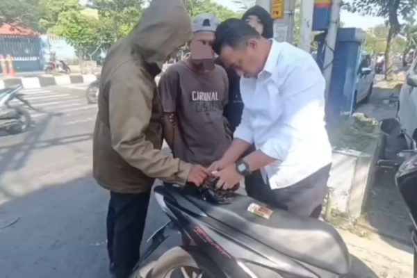 Tersangka IS ditangkap di Jalan Kenjeran Surabaya bersama barang bukti 35 pil ekstasi.