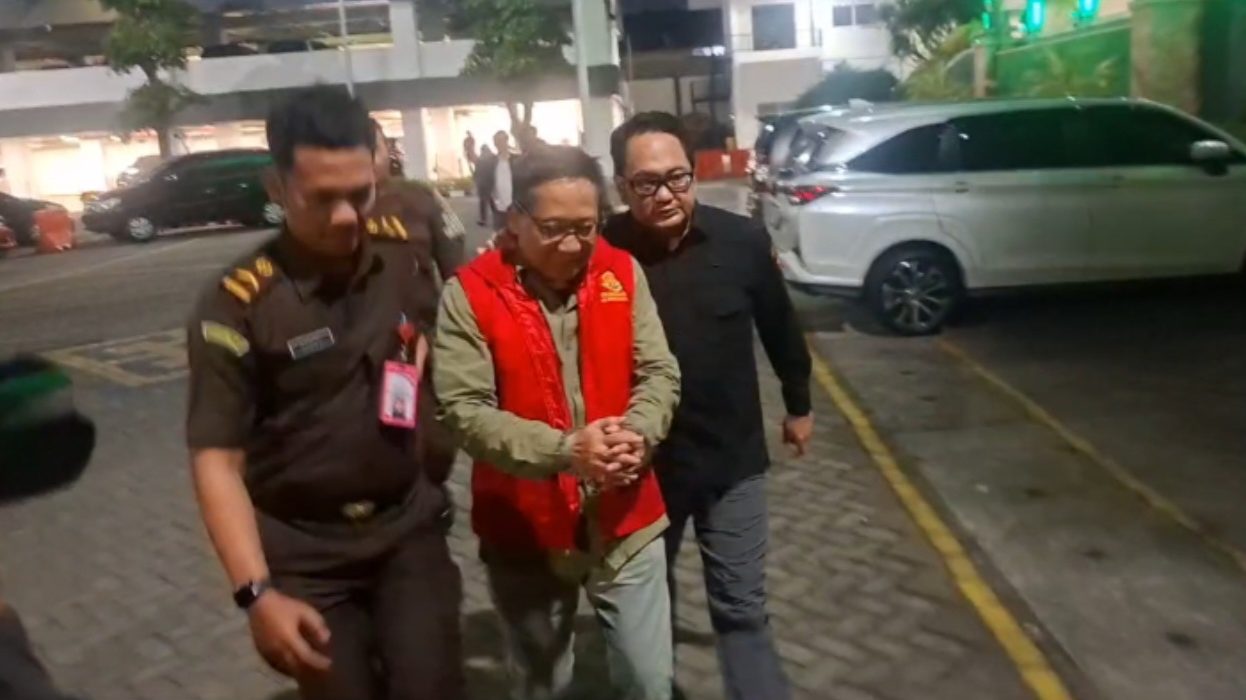Mantan Direktur PDTS KBS Chairul Anwar ditahan Kejati Jatim usai menjalani pemeriksaan selasa malam.