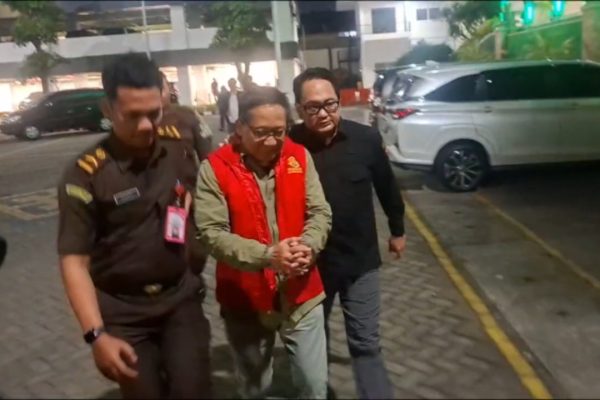 Mantan Direktur PDTS KBS Chairul Anwar ditahan Kejati Jatim usai menjalani pemeriksaan selasa malam.