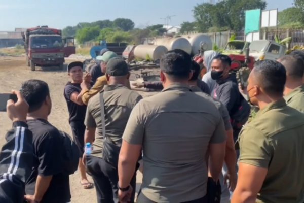 Salah satu pihak ahli waris nyaris diamankan petugas karena diduga menghalangi proses pengukuran lahan.