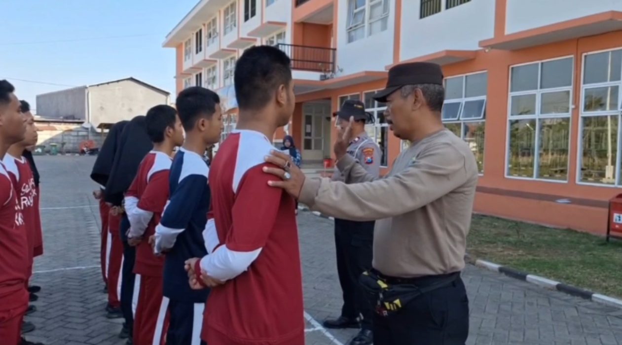 Kegiatan sekokah rakyat jenjang SMP dan SMA di Kec. Mayangan Probolinggo.