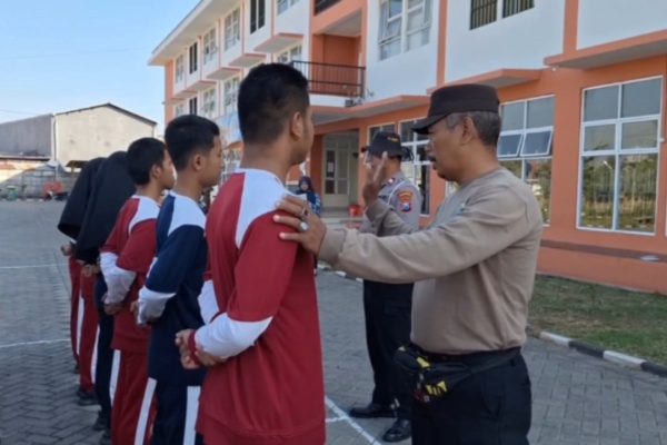 Kegiatan sekokah rakyat jenjang SMP dan SMA di Kec. Mayangan Probolinggo.