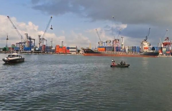 Suasana Bongkar Muat Kapal di Pelabuhan Tanjung Perak, yang rencana Agustus ini diterapkan Green Port.
