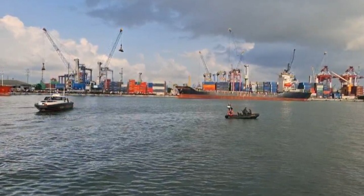 Suasana Bongkar Muat Kapal di Pelabuhan Tanjung Perak, yang rencana Agustus ini diterapkan Green Port.