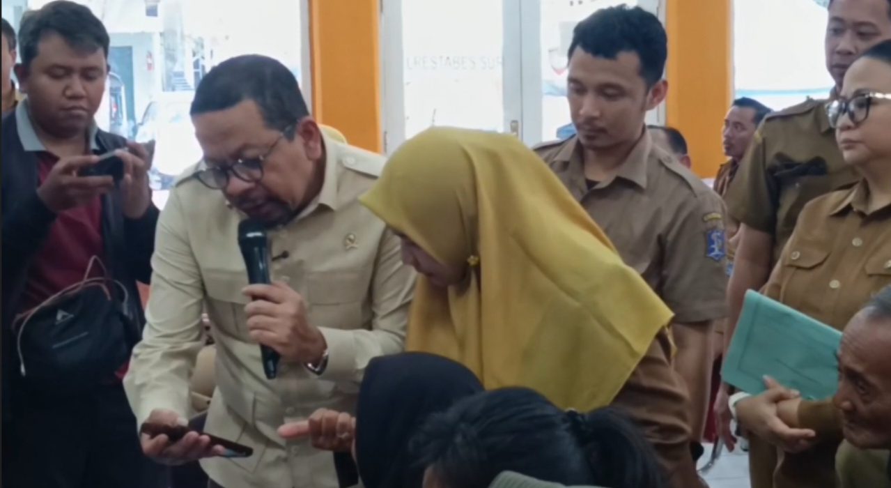 Kepala Bakom RI Muhammad Qodari meninjaui respon warga terhadap digitalisasi Perlinsos di Kec. Tambak Sari