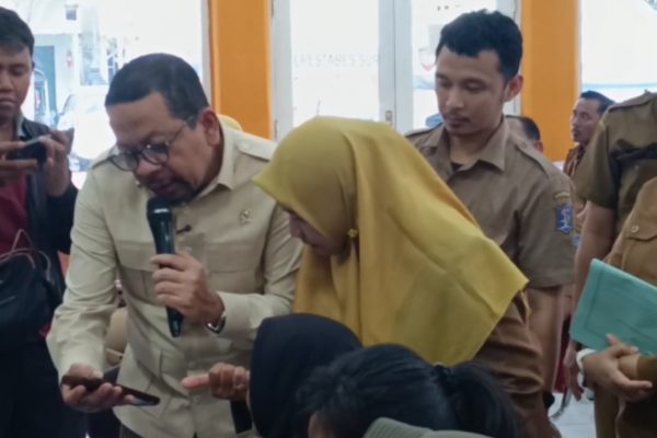 Kepala Bakom RI Muhammad Qodari meninjaui respon warga terhadap digitalisasi Perlinsos di Kec. Tambak Sari