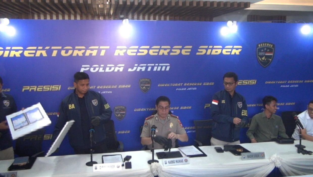 Ditressiber Polda Jatim Kombes Pol Bimo Ariyanto saat memberikan keterangan terkait pengungkapan kasus peretasan puluhan situs sekolah, perguruan tinggi, dan instansi pemerintah oleh tersangka AAK asal Demak, Jawa Tengah.