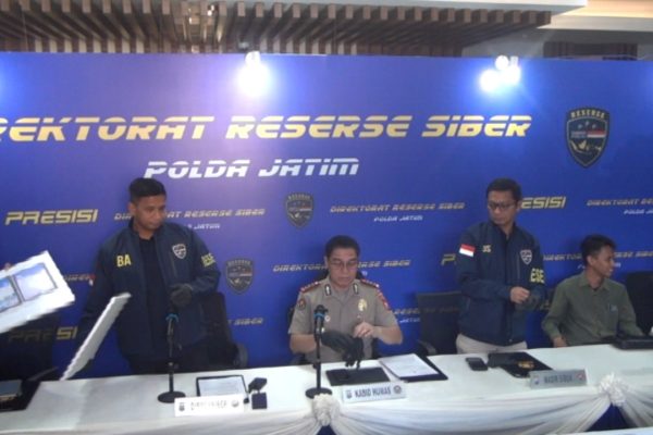 Ditressiber Polda Jatim Kombes Pol Bimo Ariyanto saat memberikan keterangan terkait pengungkapan kasus peretasan puluhan situs sekolah, perguruan tinggi, dan instansi pemerintah oleh tersangka AAK asal Demak, Jawa Tengah.