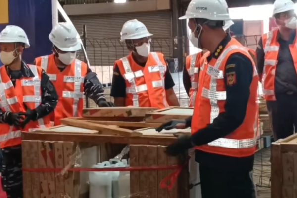 Petugas Gabungan mengungkap Ekspor Merkuri Ilegal di Terminal Petikemas.