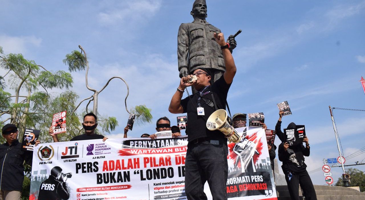 Aksi jurnalis Blitar menolak “Londo Ireng” yang digelar PWI, IJTI dan AJI Blitar Raya, Selasa (28/7/2026).