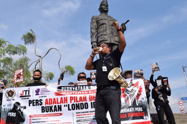 Aksi jurnalis Blitar menolak “Londo Ireng” yang digelar PWI, IJTI dan AJI Blitar Raya, Selasa (28/7/2026).