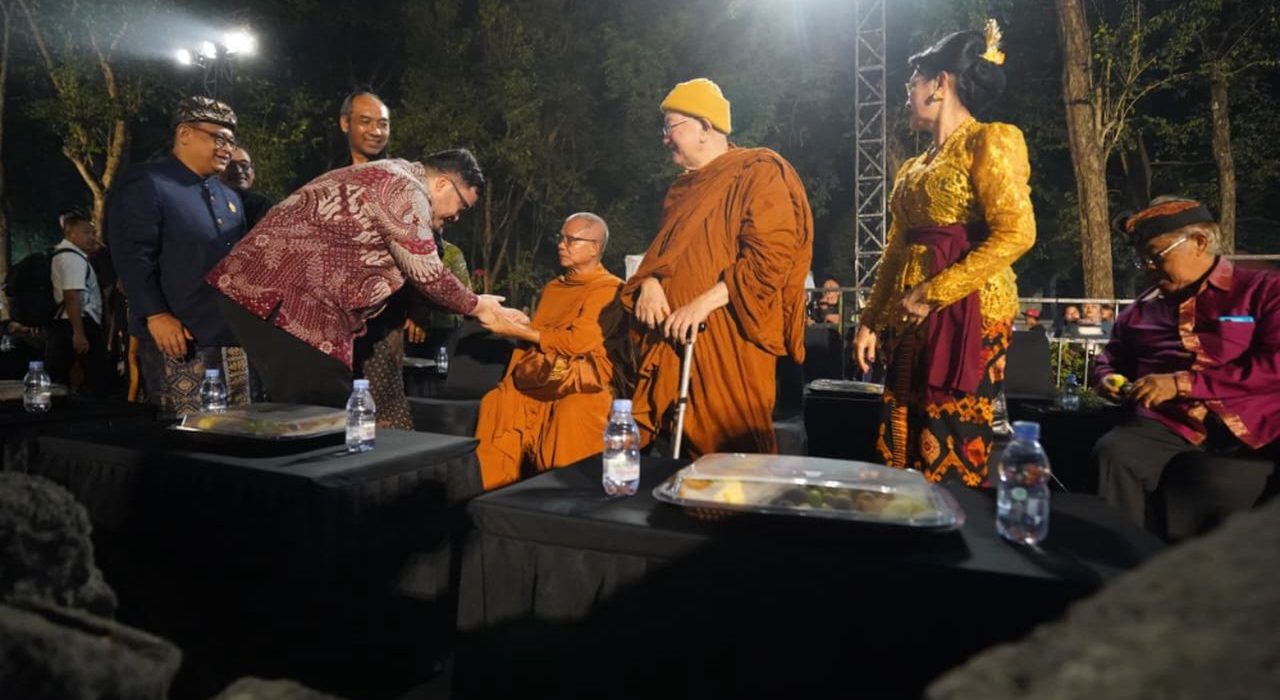 Bupati Kediri, Hanindhito Himawan Pramana saat menghadiri Pagelan Sastra Saraswati Sewana Yatra 2026 di Candi Tegowangi, Rabu (15/7/2026) malam.