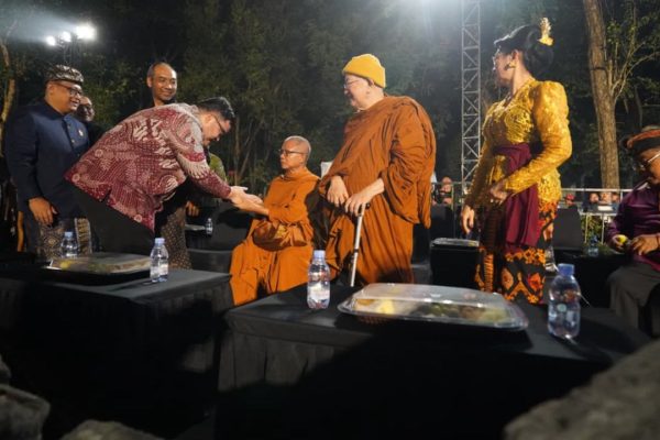 Bupati Kediri, Hanindhito Himawan Pramana saat menghadiri Pagelan Sastra Saraswati Sewana Yatra 2026 di Candi Tegowangi, Rabu (15/7/2026) malam.