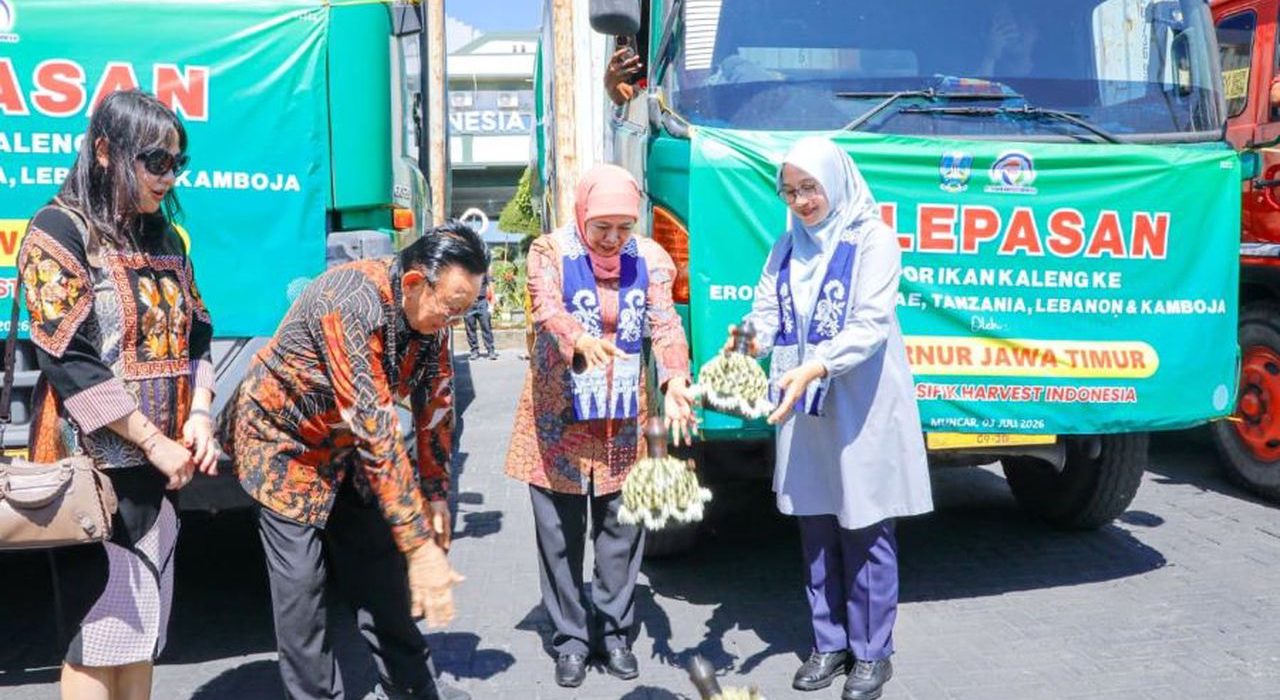 Pelepasan ekspor ditandai dengan prosesi pemecahan kendi oleh Gubernur Khofifah.