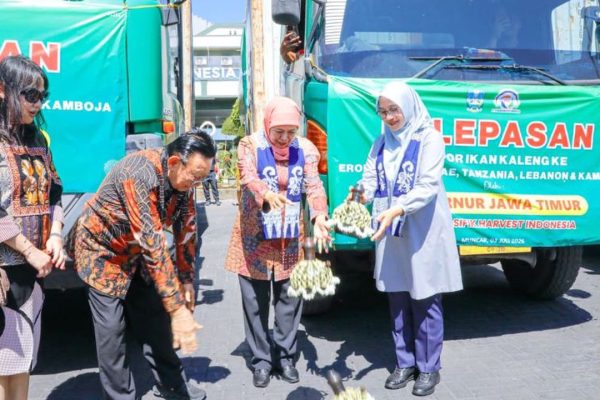 Pelepasan ekspor ditandai dengan prosesi pemecahan kendi oleh Gubernur Khofifah.