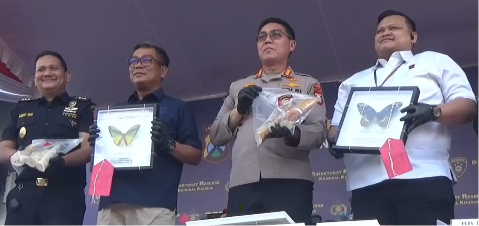 Polisi membawa barang bukti gading gajah di depan Gedung Ditreskrimsus Mapolda Jatim.