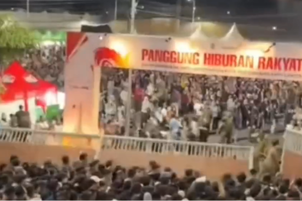 Kericuhan terjadi saat gelaran pesta rakyat yang dimeriahkan oleh Denny Caknan di Surabaya Expo Center (SUBEC) sampai pagar roboh.